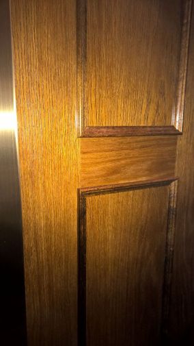 Puinen hissin ovi