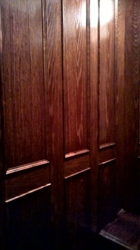 Tummapuinen hissin ovi