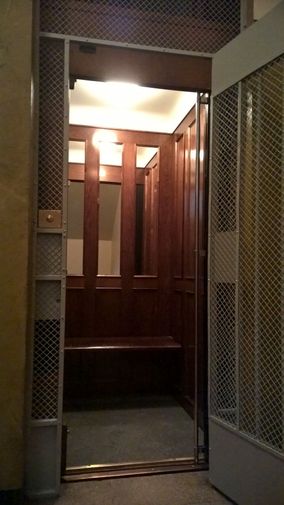Metallinen hissin ovi